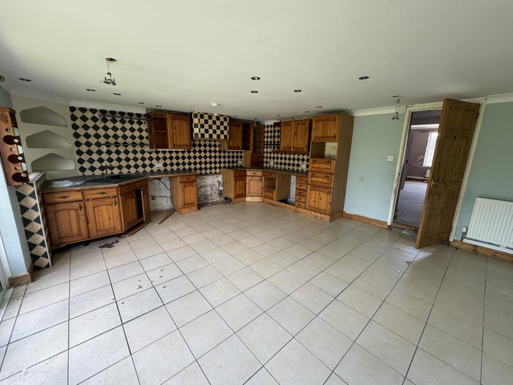 Lot: 127 - SEMI-DETACHED HOUSE FOR IMPROVEMENT - Kitchen/Diner